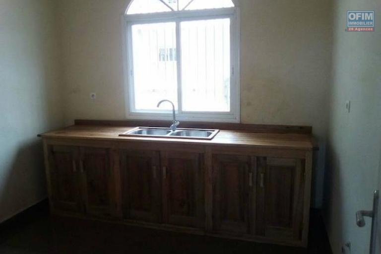 A louer un appartement T4 à l'étage d'une belle villa logée dans un endroit calme et bon voisinage à Andoharanofotsy