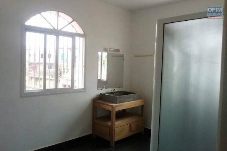 A louer un appartement T4 à l'étage d'une belle villa logée dans un endroit calme et bon voisinage à Andoharanofotsy