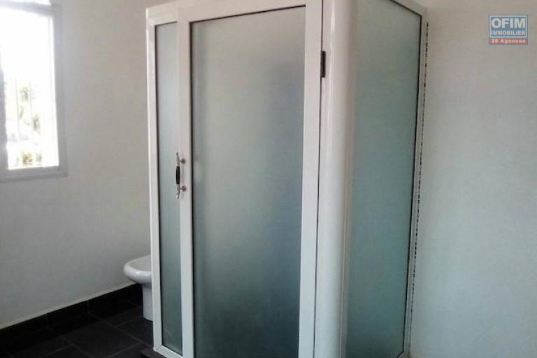 A louer un appartement T4 à l'étage d'une belle villa logée dans un endroit calme et bon voisinage à Andoharanofotsy
