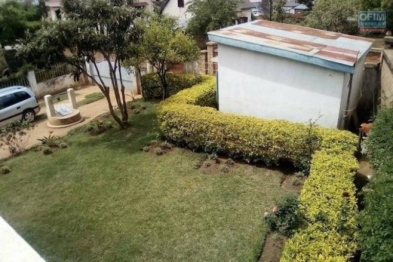 A louer un appartement T4 à l'étage d'une belle villa logée dans un endroit calme et bon voisinage à Andoharanofotsy