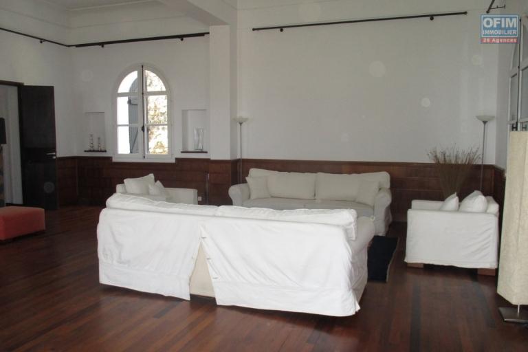 OFIM offre à la location une  grande villa F9 semi-meublée à usage mixte sur la haute ville