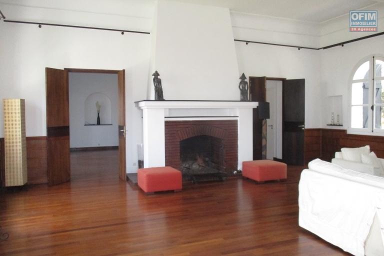 OFIM offre à la location une  grande villa F9 semi-meublée à usage mixte sur la haute ville