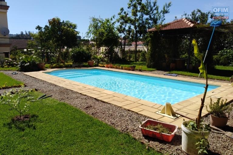 A vendre, une belle villa F6 meublée avec piscine dans la prestigieuse résidence d'Ambatobe-Antananarivo