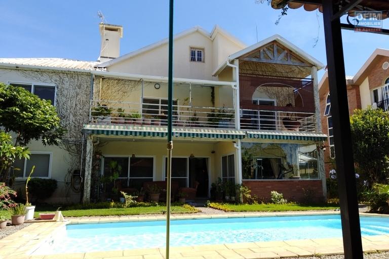 A vendre, une belle villa F6 meublée avec piscine dans la prestigieuse résidence d'Ambatobe-Antananarivo