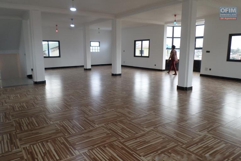 Bâtiment neuf et moderne de 4 étages en location à Ankadindramamy avec une vue panoramique en 360° au dernier étage.LOUE