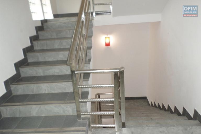 Bâtiment neuf et moderne de 4 étages en location à Ankadindramamy avec une vue panoramique en 360° au dernier étage.LOUE