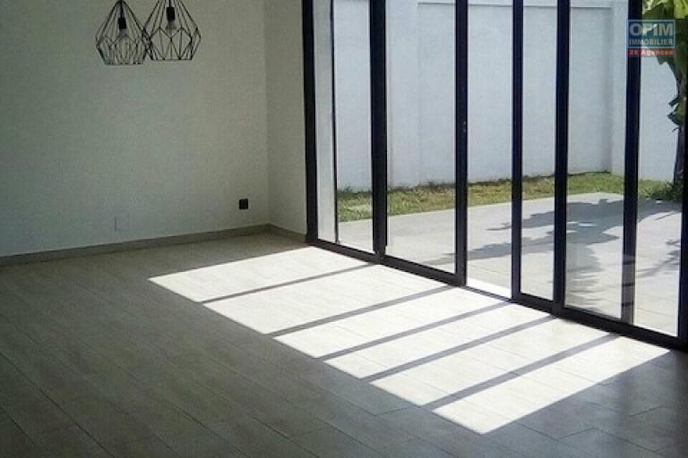 A louer une villa à étage F5 neuve avec piscine dans une résidence avec vue sur le lac à Ambohibao