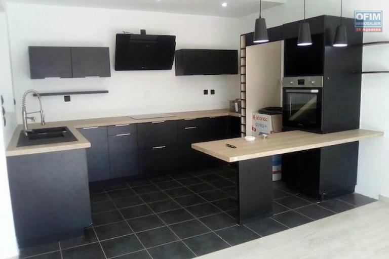 A louer une villa à étage F5 neuve avec piscine dans une résidence avec vue sur le lac à Ambohibao