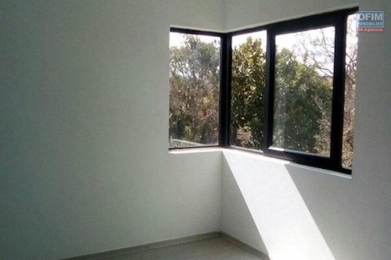 A louer une villa à étage F5 neuve avec piscine dans une résidence avec vue sur le lac à Ambohibao