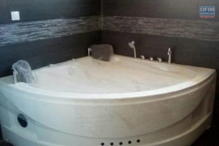 A louer une villa à étage F5 neuve avec piscine dans une résidence avec vue sur le lac à Ambohibao
