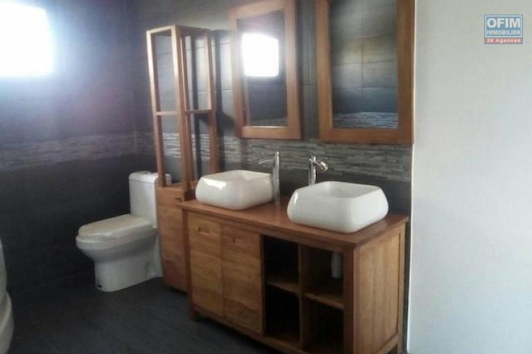 A louer une villa à étage F5 neuve avec piscine dans une résidence avec vue sur le lac à Ambohibao
