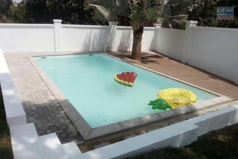 A louer une villa à étage F5 neuve avec piscine dans une résidence avec vue sur le lac à Ambohibao