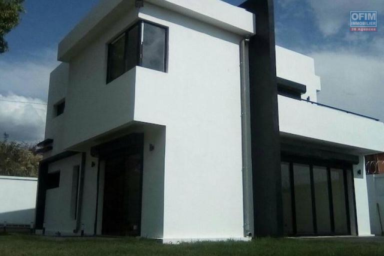 A louer une villa à étage F5 neuve avec piscine dans une résidence avec vue sur le lac à Ambohibao