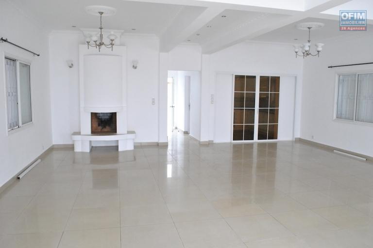 A louer une belle villa à étage F5 dans un endroit calme et facile d'accès à Ambatolampy Ambohibao (NON DISPONIBLE)