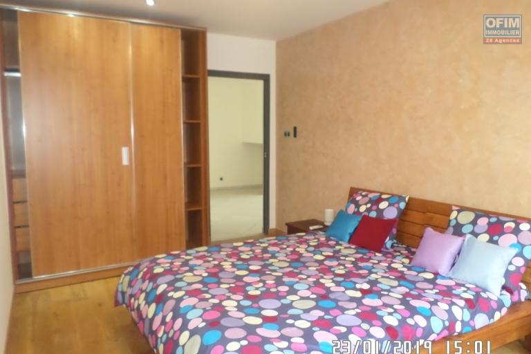 Appartement T 3 meublé en location dans une résidence d'Ivandry, calme et sécurisée.LOUE - chambre