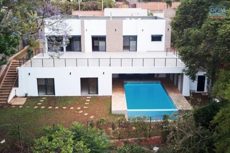 A vendre villa comptemporain F5 pied dans l'eau Mandroseza avec piscine