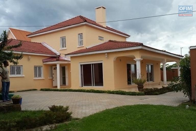 A louer une belle villa à étage de type F5, dans le quartier Andranoro Ambohibao