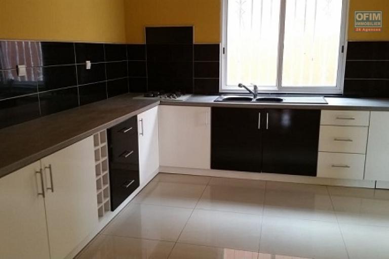 A louer une belle villa à étage de type F5, dans le quartier Andranoro Ambohibao