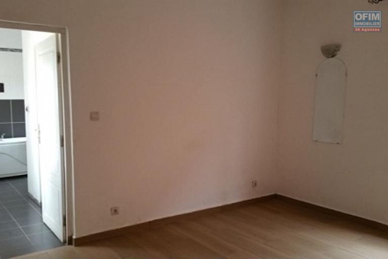 A louer une belle villa à étage de type F5, dans le quartier Andranoro Ambohibao
