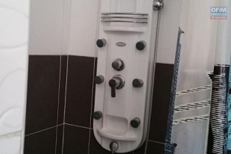 A louer une belle villa à étage de type F5, dans le quartier Andranoro Ambohibao