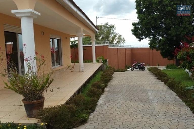 A louer une belle villa à étage de type F5, dans le quartier Andranoro Ambohibao