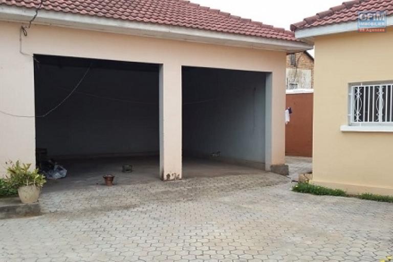 A louer une belle villa à étage de type F5, dans le quartier Andranoro Ambohibao