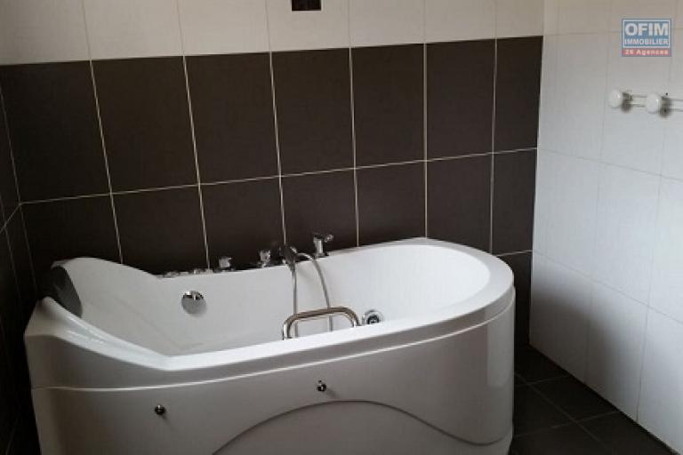 A louer une belle villa à étage de type F5, dans le quartier Andranoro Ambohibao