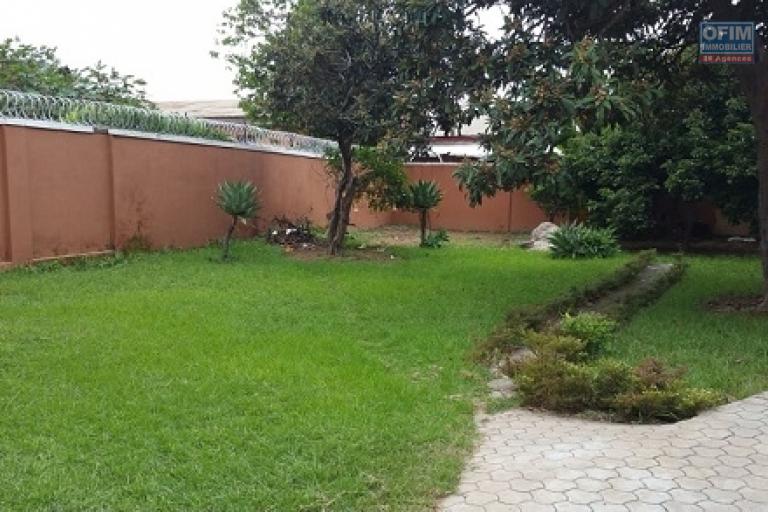 A louer une belle villa à étage de type F5, dans le quartier Andranoro Ambohibao