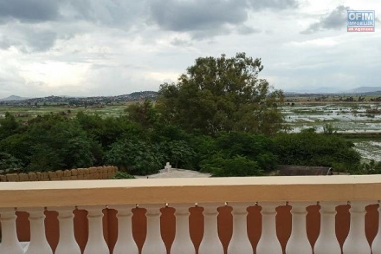 A louer une belle villa à étage de type F5, dans le quartier Andranoro Ambohibao