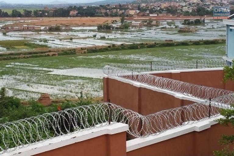 A louer une belle villa à étage de type F5, dans le quartier Andranoro Ambohibao