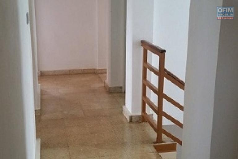 A louer une villa de standing à étage type F5 dans un quartier résidentiel d'Ilaivola Ivato (NON DISPONIBLE)