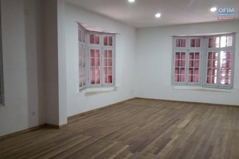 Local 320 m² à louer sur l'Avenu de l'idépendance Analakely