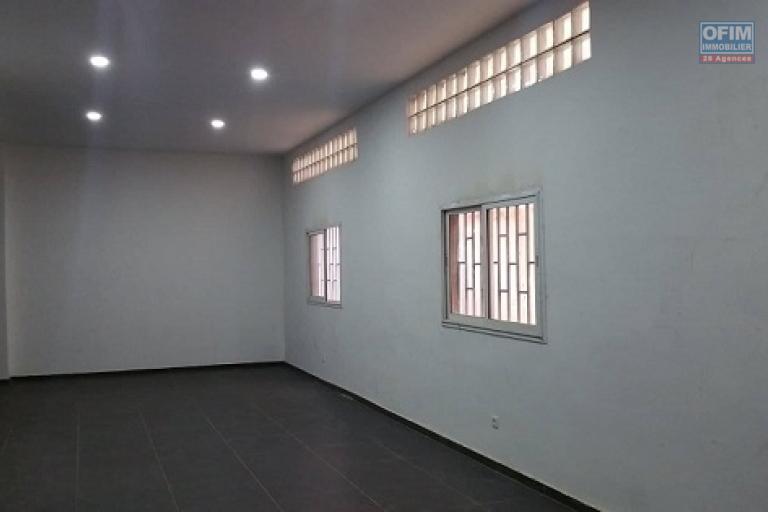 Local 320 m² à louer sur l'Avenu de l'idépendance Analakely