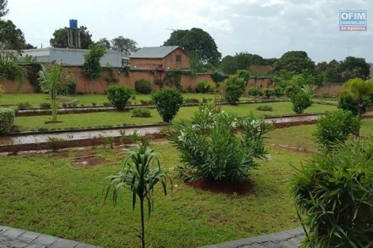 A louer une residence hôtelière avec centre de loisire et une espace dans un quartier calme à 15 mn de l'aéroport international Ivato (NON DISPONIBLE)