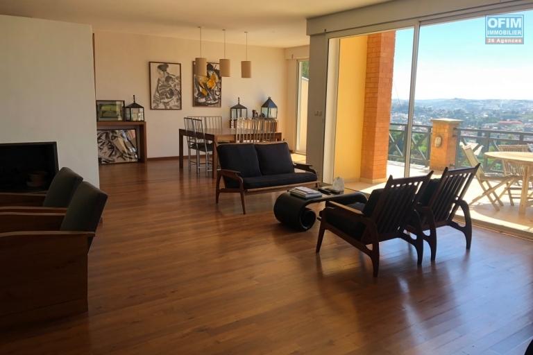  A vendre, villa  F5 en R+2, plus un T2 ind&eacute;pendant, le tout sur 610 m2  avec une belle vue sur la Haute ville Antananarivo