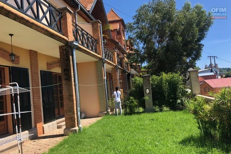  A vendre, villa  F5 en R+2, plus un T2 ind&eacute;pendant, le tout sur 610 m2  avec une belle vue sur la Haute ville Antananarivo