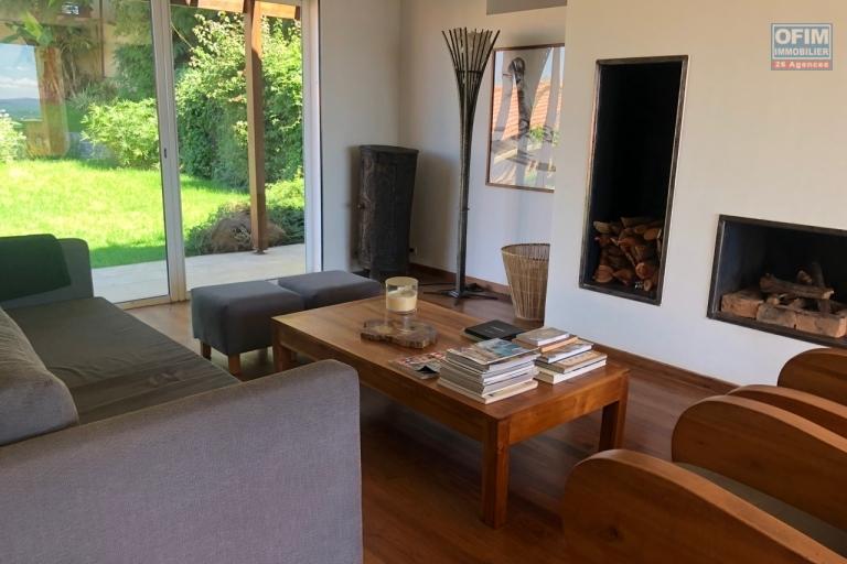  A vendre, villa  F5 en R+2, plus un T2 ind&eacute;pendant, le tout sur 610 m2  avec une belle vue sur la Haute ville Antananarivo