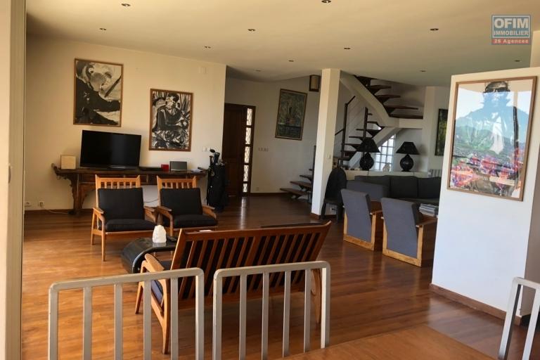  A vendre, villa  F5 en R+2, plus un T2 ind&eacute;pendant, le tout sur 610 m2  avec une belle vue sur la Haute ville Antananarivo