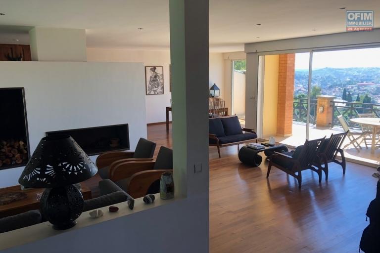  A vendre, villa  F5 en R+2, plus un T2 ind&eacute;pendant, le tout sur 610 m2  avec une belle vue sur la Haute ville Antananarivo