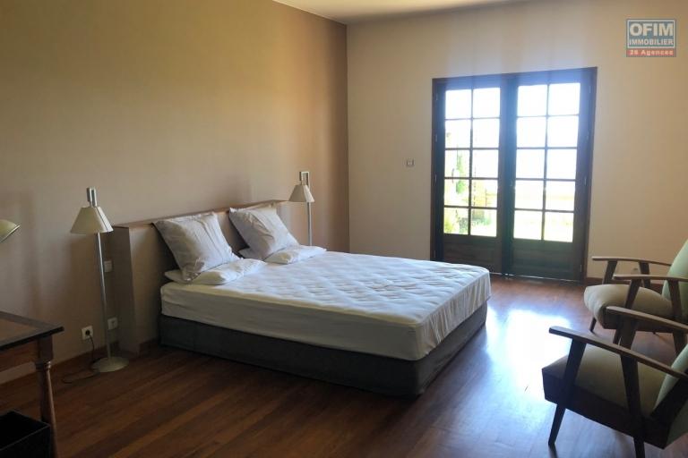  A vendre, villa  F5 en R+2, plus un T2 ind&eacute;pendant, le tout sur 610 m2  avec une belle vue sur la Haute ville Antananarivo
