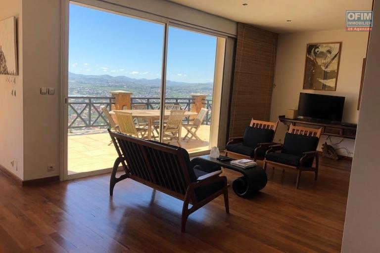  A vendre, villa  F5 en R+2, plus un T2 ind&eacute;pendant, le tout sur 610 m2  avec une belle vue sur la Haute ville Antananarivo
