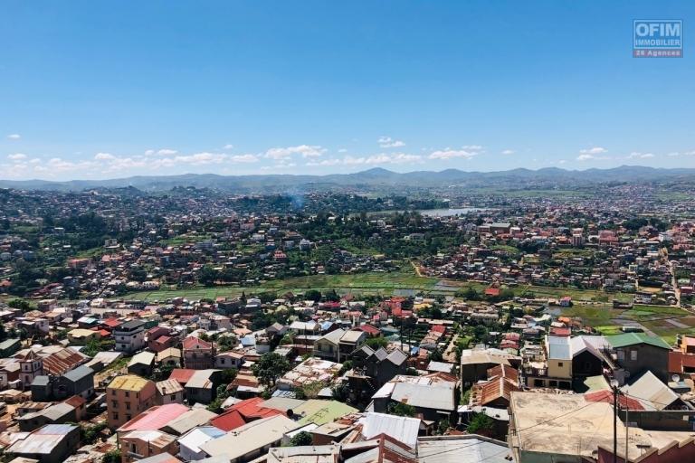  A vendre, villa  F5 en R+2, plus un T2 ind&eacute;pendant, le tout sur 610 m2  avec une belle vue sur la Haute ville Antananarivo