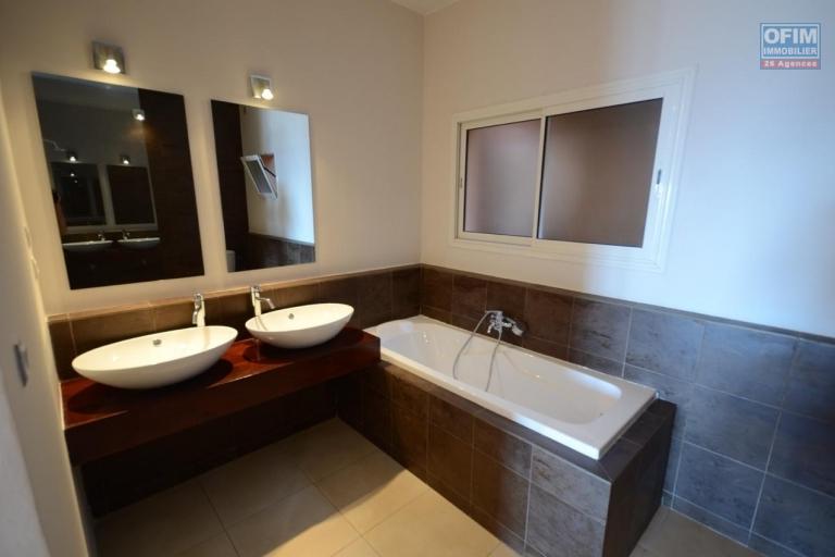  A vendre, villa  F5 en R+2, plus un T2 ind&eacute;pendant, le tout sur 610 m2  avec une belle vue sur la Haute ville Antananarivo