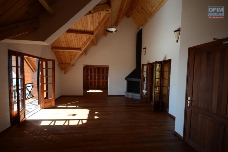  A vendre, villa  F5 en R+2, plus un T2 ind&eacute;pendant, le tout sur 610 m2  avec une belle vue sur la Haute ville Antananarivo