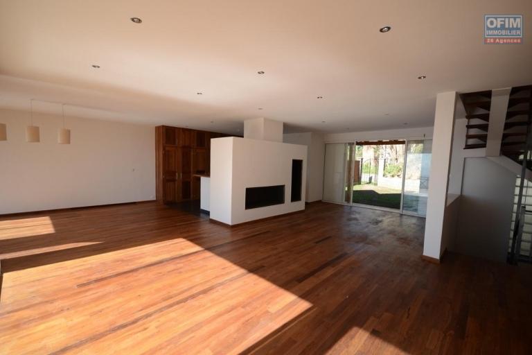  A vendre, villa  F5 en R+2, plus un T2 ind&eacute;pendant, le tout sur 610 m2  avec une belle vue sur la Haute ville Antananarivo