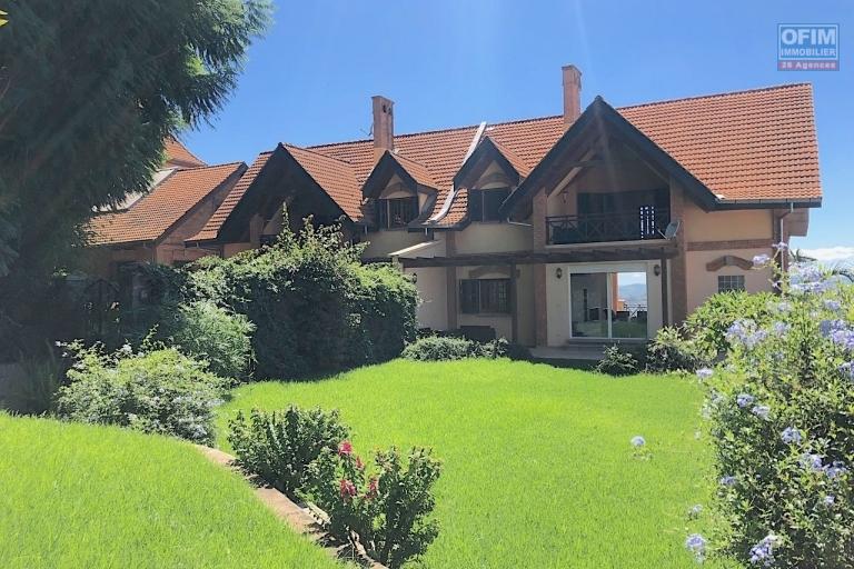  A vendre, villa  F5 en R+2, plus un T2 ind&eacute;pendant, le tout sur 610 m2  avec une belle vue sur la Haute ville Antananarivo