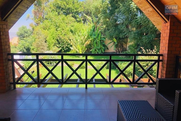  A vendre, villa  F5 en R+2, plus un T2 ind&eacute;pendant, le tout sur 610 m2  avec une belle vue sur la Haute ville Antananarivo