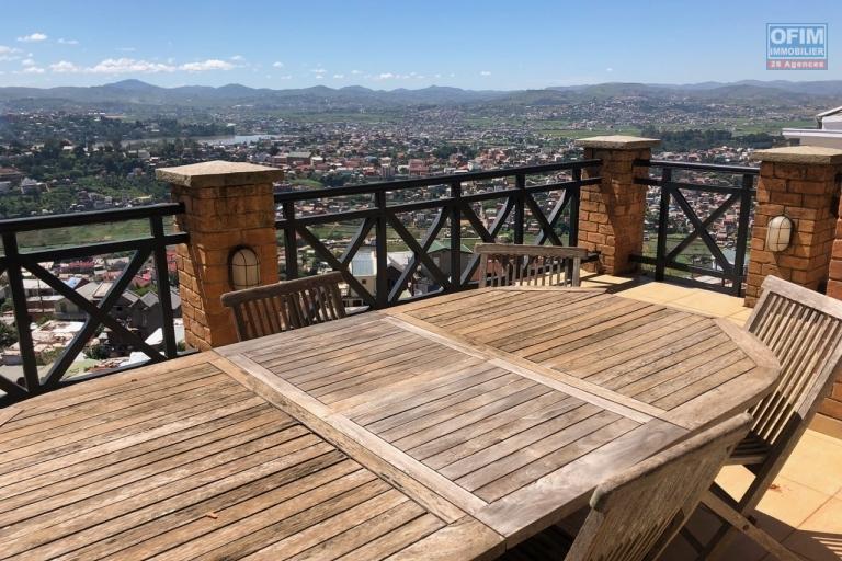  A vendre, villa  F5 en R+2, plus un T2 ind&eacute;pendant, le tout sur 610 m2  avec une belle vue sur la Haute ville Antananarivo