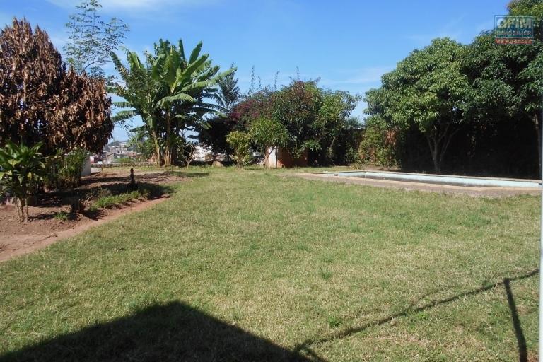 Une villa F6 avec grand jardin et piscine à Ampasanimalo