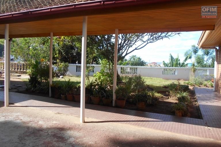 Une villa F6 avec grand jardin à Ampasanimalo